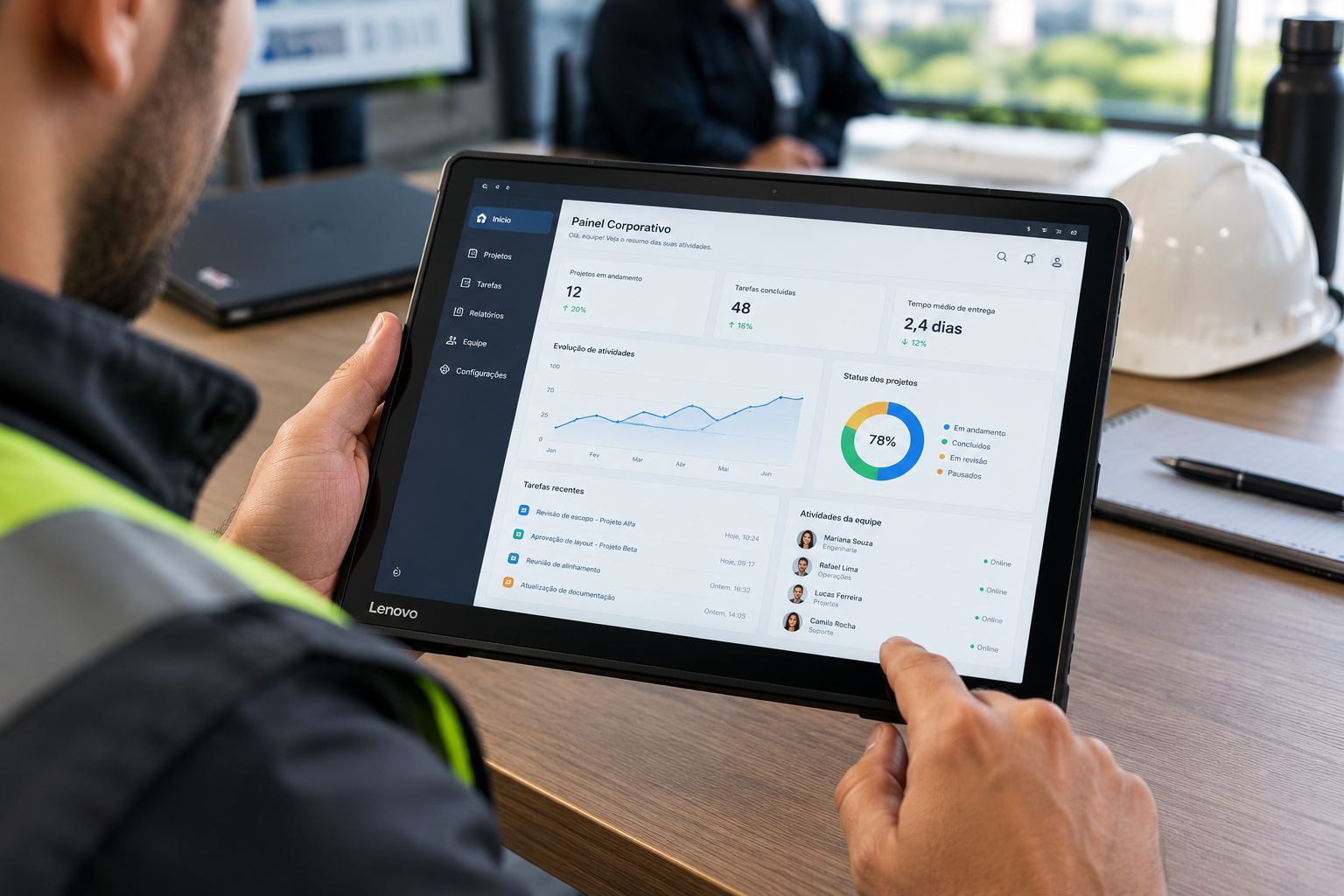 Profissional utilizando um tablet em ambiente corporativo, com painel de gestão exibindo indicadores, gráficos, tarefas e status de projetos durante uma atividade de campo.